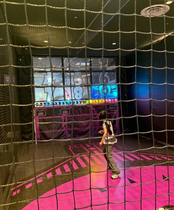 イオンのなかにバラエティー番組！？ 室内アクティビティ「VS PARK」で家族4時間遊びつくす！ | HugMug