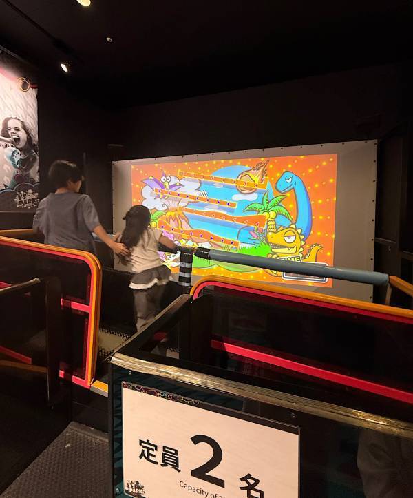 イオンのなかにバラエティー番組！？ 室内アクティビティ「VS PARK」で家族4時間遊びつくす！ | HugMug
