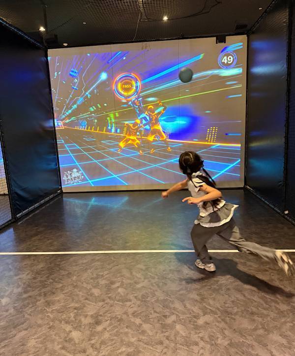 イオンのなかにバラエティー番組！？ 室内アクティビティ「VS PARK」で家族4時間遊びつくす！ | HugMug