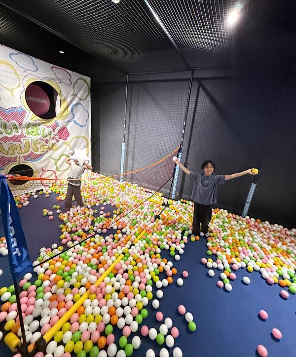 イオンのなかにバラエティー番組！？ 室内アクティビティ「VS PARK」で家族4時間遊びつくす！ | HugMug