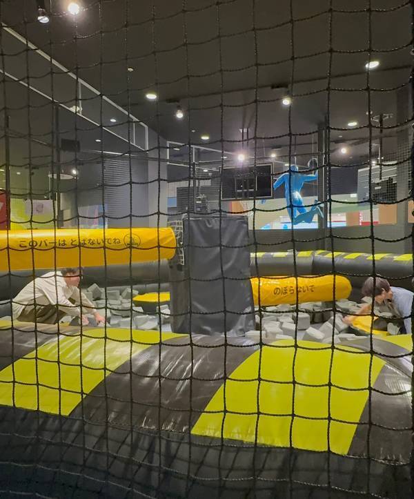 イオンのなかにバラエティー番組！？ 室内アクティビティ「VS PARK」で家族4時間遊びつくす！ | HugMug