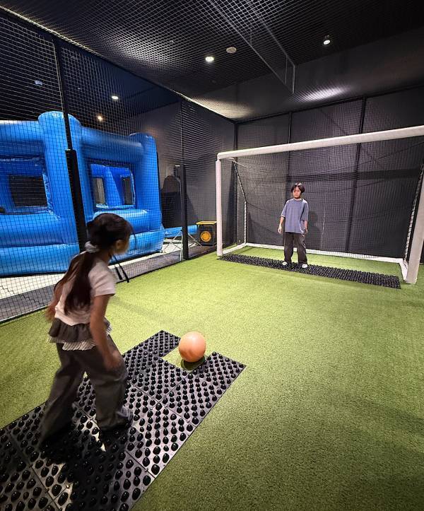 イオンのなかにバラエティー番組！？ 室内アクティビティ「VS PARK」で家族4時間遊びつくす！ | HugMug