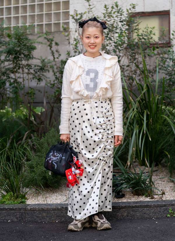 気になる旬の「ドット柄」はこう着る！ モノトーンでつくる甘辛MIXコーデ術 | HugMug