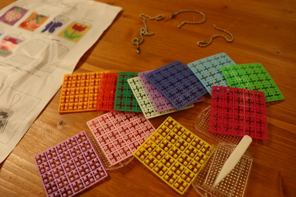 並べるだけで完成！【3COINS】のビーズキーホルダーキットに大ハマり！ | HugMug