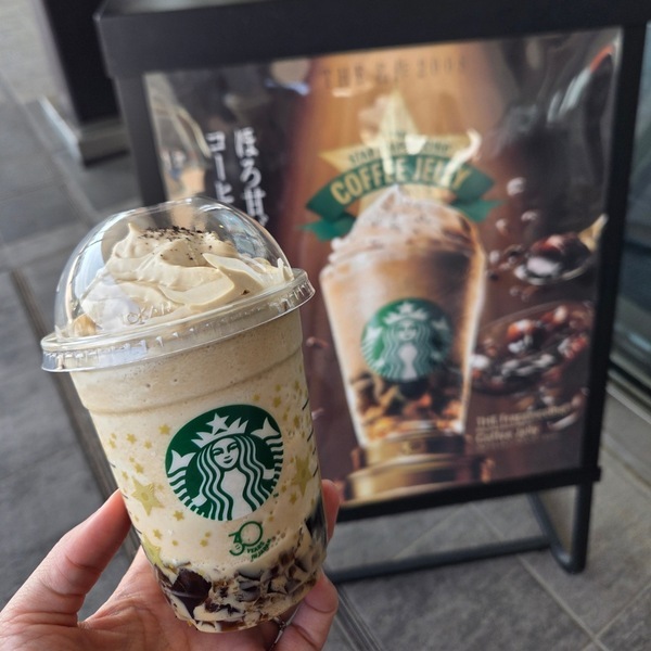 OLD OUTも！？【スタバ】名作フラペチーノ全5種飲み比べ！独断と偏見でランキング！！ | HugMug