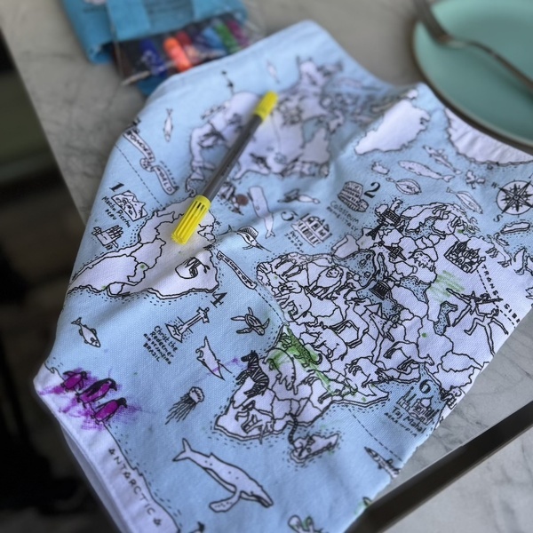 洗える布の塗り絵知ってる？イギリスの「WORLD MAP PLACEMAT TO GO」が可愛すぎる | HugMug
