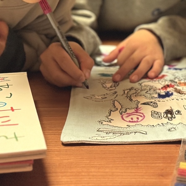 洗える布の塗り絵知ってる？イギリスの「WORLD MAP PLACEMAT TO GO」が可愛すぎる | HugMug