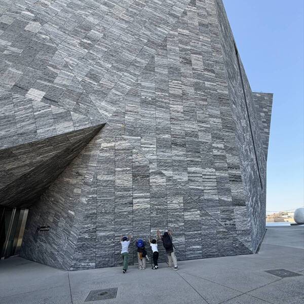 一度は行きたい図書館【角川武蔵野ミュージアム】建物から圧巻！本×アート×体験 | HugMug