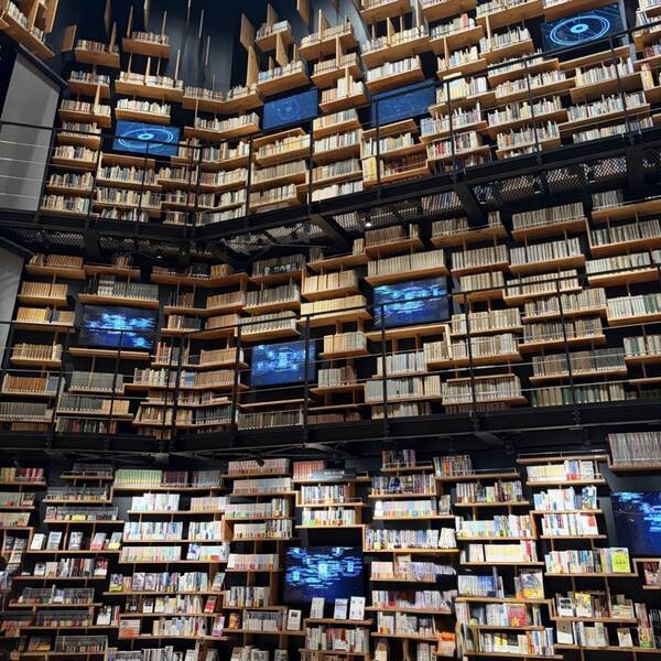 一度は行きたい図書館【角川武蔵野ミュージアム】建物から圧巻！本×アート×体験 | HugMug