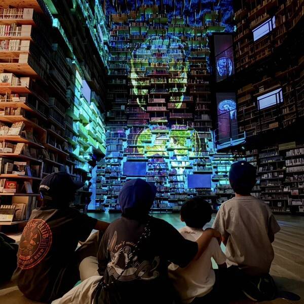 一度は行きたい図書館【角川武蔵野ミュージアム】建物から圧巻！本×アート×体験 | HugMug