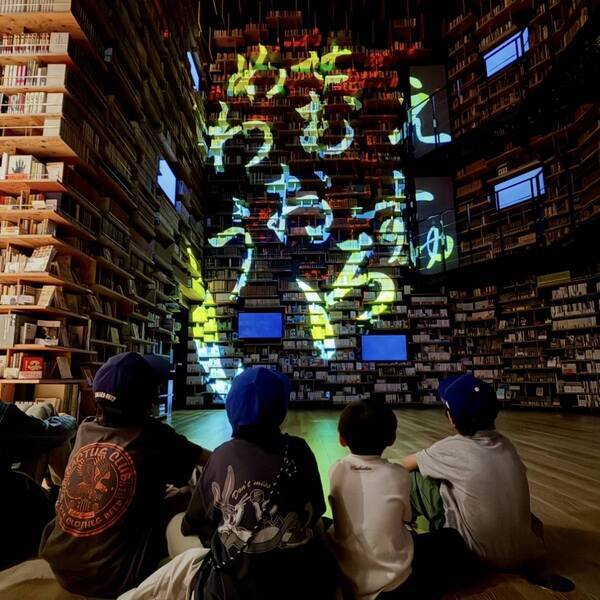 一度は行きたい図書館【角川武蔵野ミュージアム】建物から圧巻！本×アート×体験 | HugMug