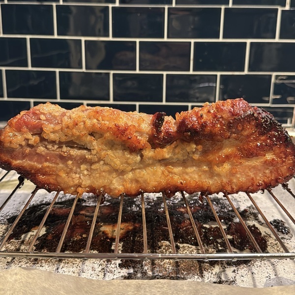 【材料2つだけ】塩麹で漬けて焼くだけの自家製ベーコン！忙しいママにもおすすめレシピ | HugMug