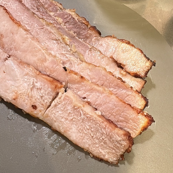 【材料2つだけ】塩麹で漬けて焼くだけの自家製ベーコン！忙しいママにもおすすめレシピ | HugMug