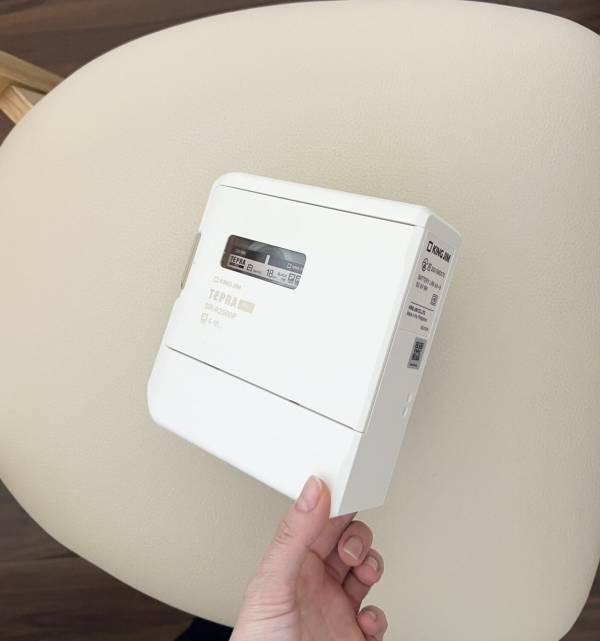 子どもの作品がテプラに！？【テプラ活用術】可愛いオリジナルラベルをつくろう | HugMug