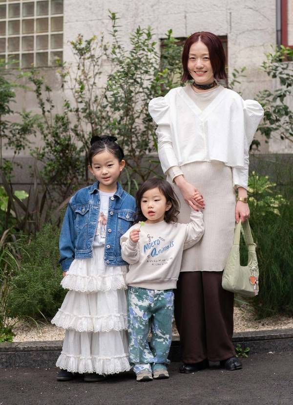 フリルたっぷりのキッズスカートに視線集中！ 家族で爽やかブルーをシェアしたお出かけコーデ | HugMug