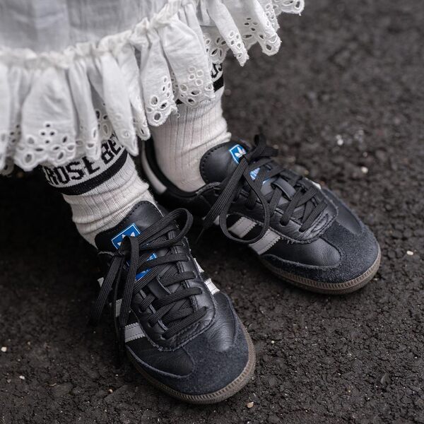 フリルたっぷりのキッズスカートに視線集中！ 家族で爽やかブルーをシェアしたお出かけコーデ | HugMug