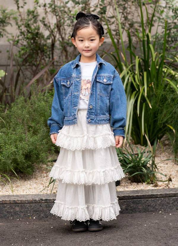 フリルたっぷりのキッズスカートに視線集中！ 家族で爽やかブルーをシェアしたお出かけコーデ | HugMug