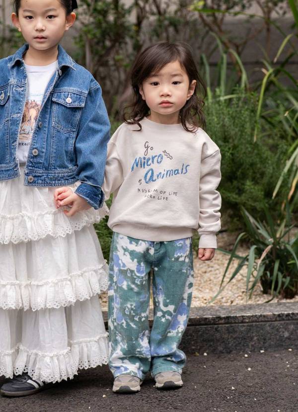 フリルたっぷりのキッズスカートに視線集中！ 家族で爽やかブルーをシェアしたお出かけコーデ | HugMug