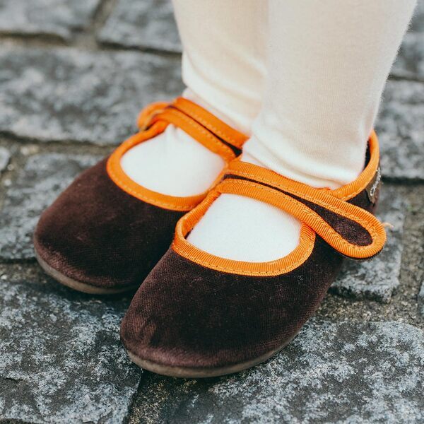 マンネリ回避！ 春アウターをサマ見えさせるには『ひと癖バッグ』投入がカギ | HugMug