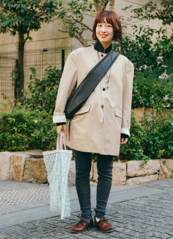 マンネリ回避！ 春アウターをサマ見えさせるには『ひと癖バッグ』投入がカギ | HugMug