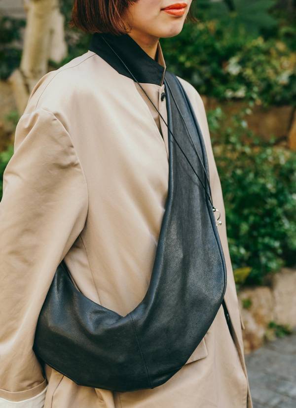 マンネリ回避！ 春アウターをサマ見えさせるには『ひと癖バッグ』投入がカギ | HugMug