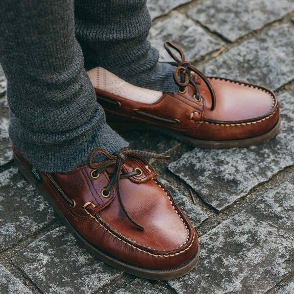 マンネリ回避！ 春アウターをサマ見えさせるには『ひと癖バッグ』投入がカギ | HugMug