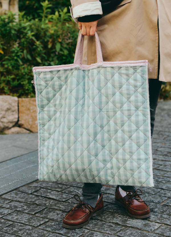 マンネリ回避！ 春アウターをサマ見えさせるには『ひと癖バッグ』投入がカギ | HugMug