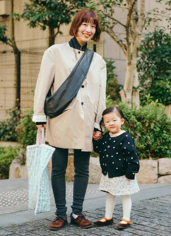 マンネリ回避！ 春アウターをサマ見えさせるには『ひと癖バッグ』投入がカギ | HugMug