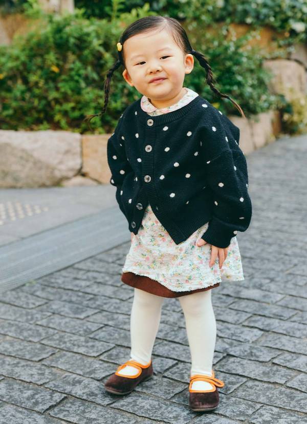 マンネリ回避！ 春アウターをサマ見えさせるには『ひと癖バッグ』投入がカギ | HugMug