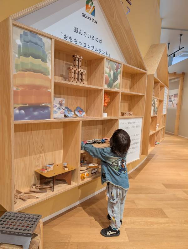 0歳〜OK＆駅徒歩2分！月替わりのワークショップや木育広場など「埼玉おもちゃ美術館」が充実しすぎ | HugMug
