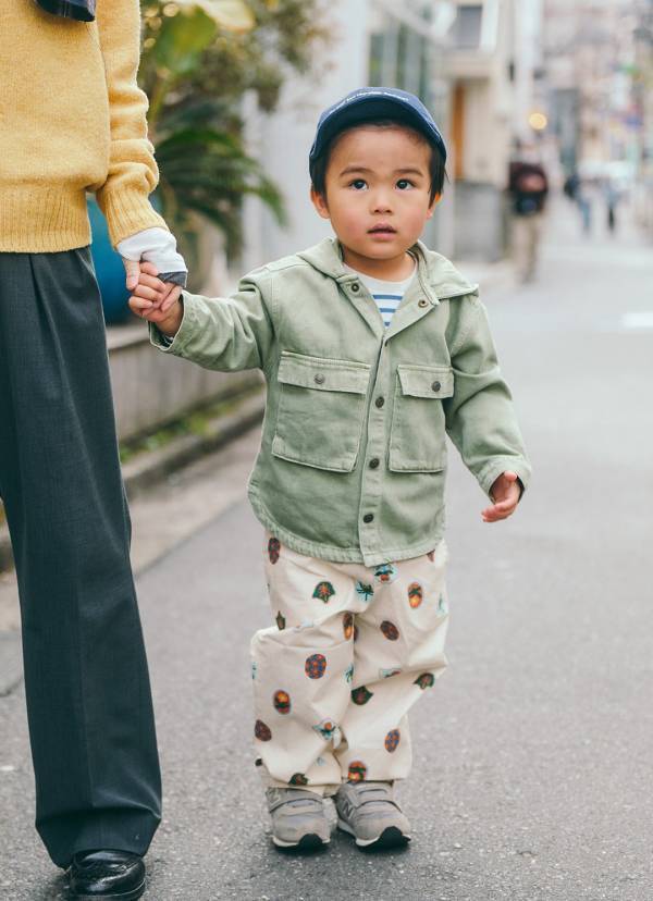 チェックシャツの肩掛けが技あり！ シンプルトップスが簡単にサマ見えする秘訣 | HugMug