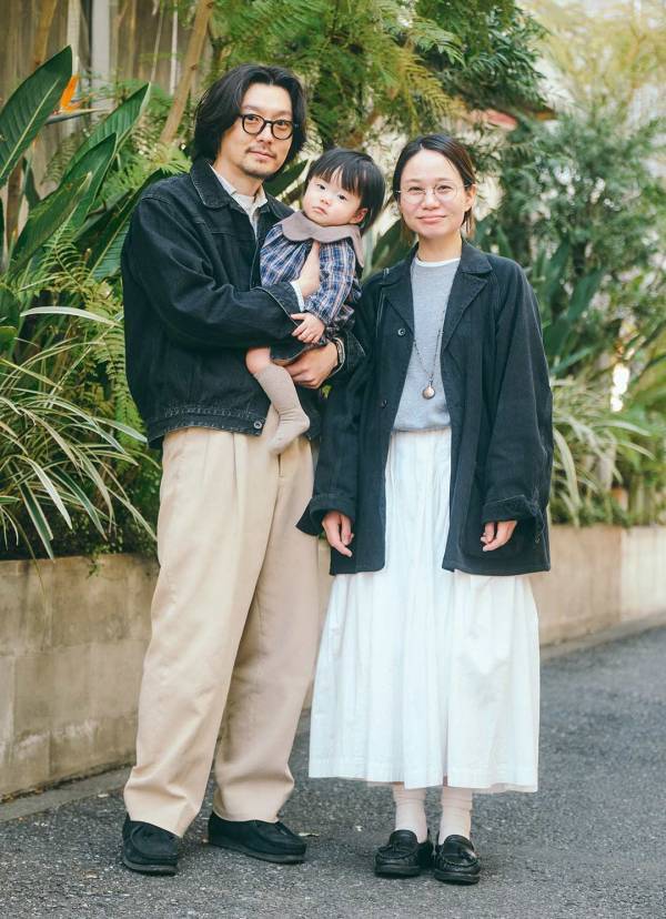 ママパパの仲良しリンクコーデ必見！ 洗練カジュアルのコツは足元にあり | HugMug