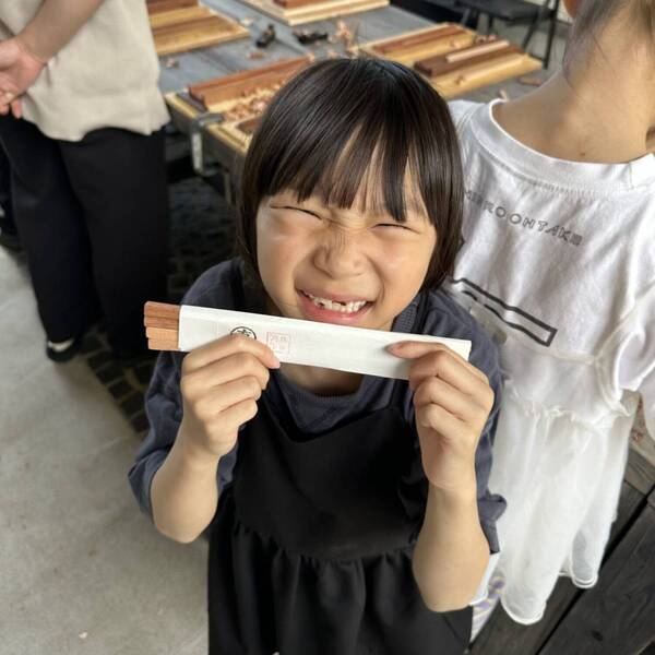 削って楽しい！【新潟・マルナオ】親子でお箸づくりワークショップ体験 | HugMug