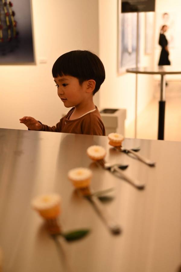 【麻布台ヒルズ】子連れで楽しめるアート展「Face to face」をレポ！ 限定グッズも必見！  | HugMug