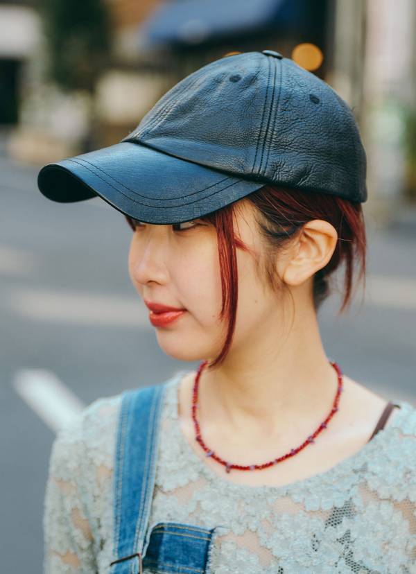 子どもっぽくならない！ デニムサロペットをつかった上品＆きれい目スタイリング術 | HugMug