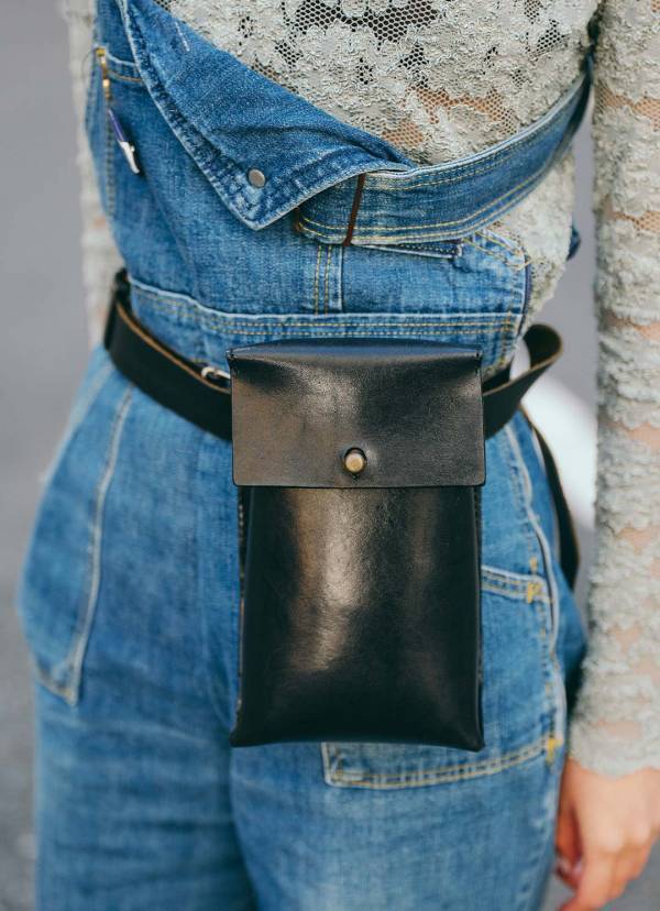 子どもっぽくならない！ デニムサロペットをつかった上品＆きれい目スタイリング術 | HugMug