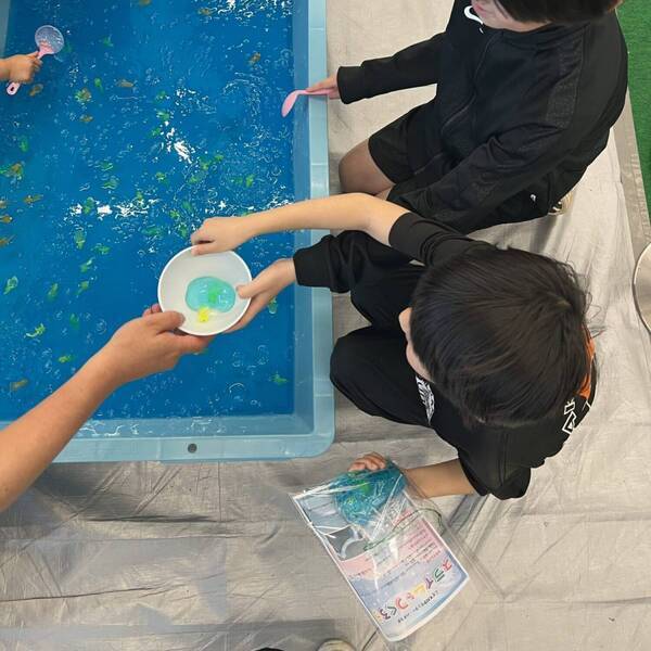 【6月末まで】渋谷で無料スライム体験！子連れで行きたい「ハチラボ」のスライム展 | HugMug