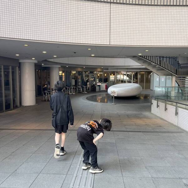【6月末まで】渋谷で無料スライム体験！子連れで行きたい「ハチラボ」のスライム展 | HugMug