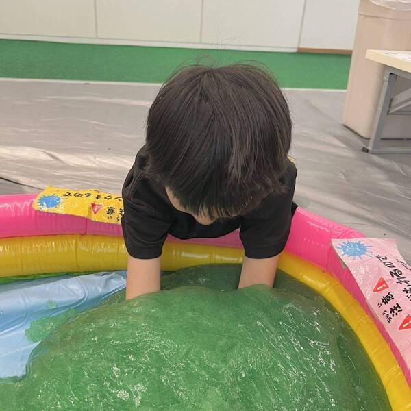 【6月末まで】渋谷で無料スライム体験！子連れで行きたい「ハチラボ」のスライム展 | HugMug
