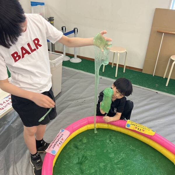 【6月末まで】渋谷で無料スライム体験！子連れで行きたい「ハチラボ」のスライム展 | HugMug