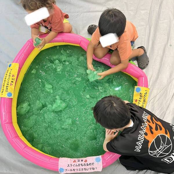 【6月末まで】渋谷で無料スライム体験！子連れで行きたい「ハチラボ」のスライム展 | HugMug