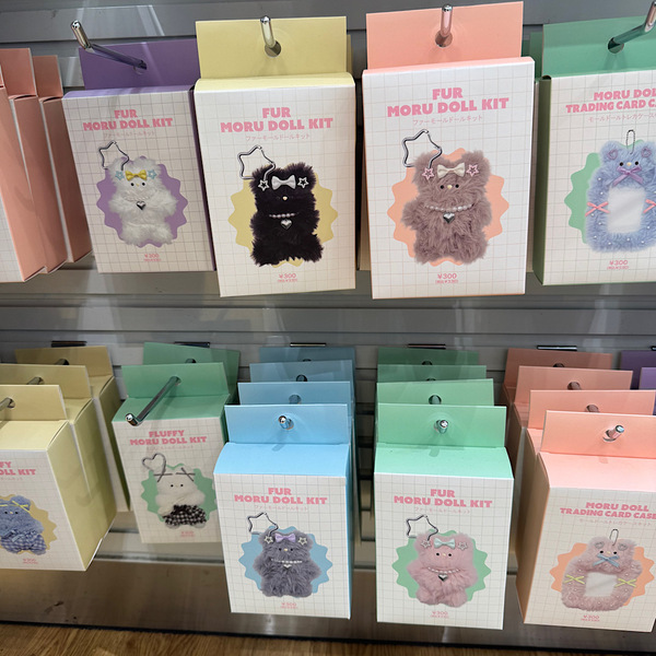 SNSで大バズり！？こんなに可愛くて330円！【3COINS】ねじって簡単に作れる”モールドール”キットが全12種も！ | HugMug