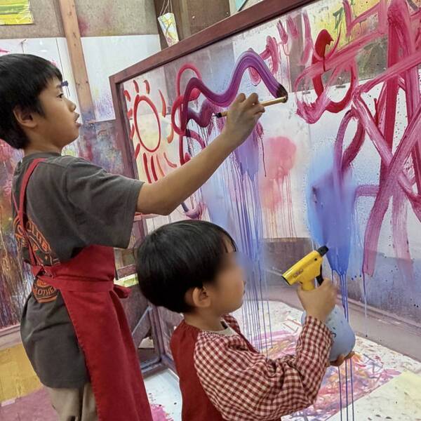 壁も床も絵の具まみれOK！？ 築地のアート施設【CREP】で子どもたち大興奮！ | HugMug