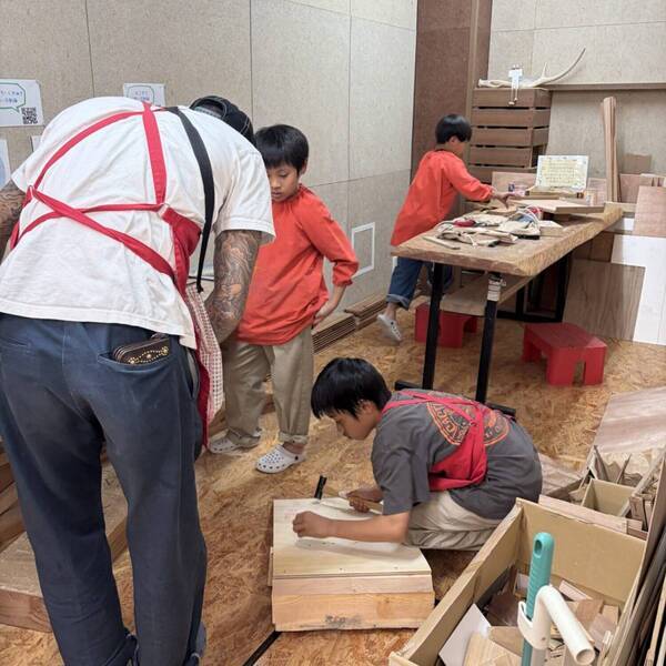 壁も床も絵の具まみれOK！？ 築地のアート施設【CREP】で子どもたち大興奮！ | HugMug