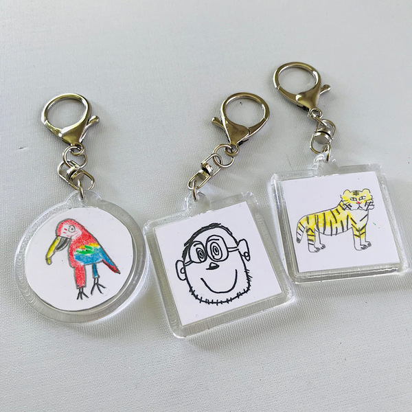 子どもの絵がキーホルダーに！？【100均】オリジナルキーホルダーを作ろう！父の日のプレゼントにも | HugMug