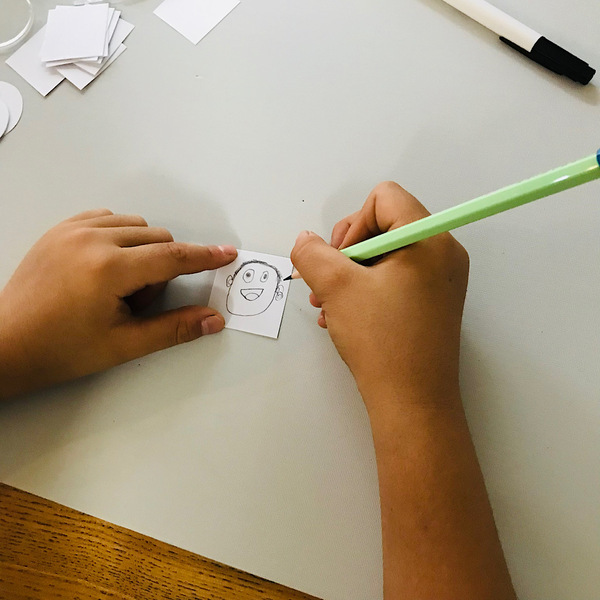 子どもの絵がキーホルダーに！？【100均】オリジナルキーホルダーを作ろう！父の日のプレゼントにも | HugMug