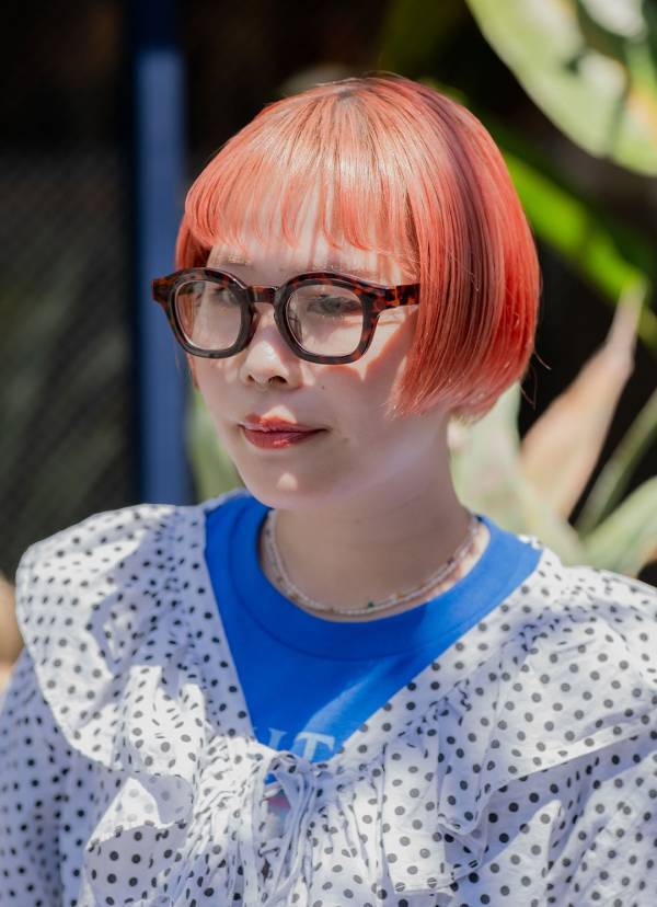 夏の定番「Tシャツ」の垢抜けコーデ！ ブラウスレイヤードが今っぽい | HugMug