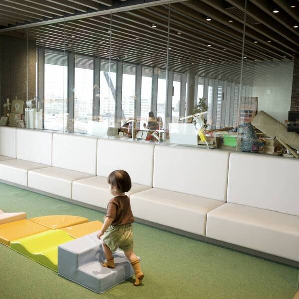 5月オープン！【大阪】スタバ・キッズエリア完備のおしゃれな図書館「KADOMADO」が子連れに最高 | HugMug