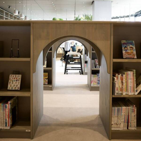 5月オープン！【大阪】スタバ・キッズエリア完備のおしゃれな図書館「KADOMADO」が子連れに最高 | HugMug