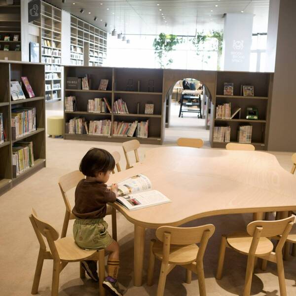 5月オープン！【大阪】スタバ・キッズエリア完備のおしゃれな図書館「KADOMADO」が子連れに最高 | HugMug